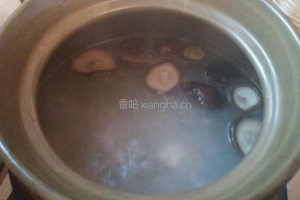 胡萝卜香菇骨头汤的做法图解6