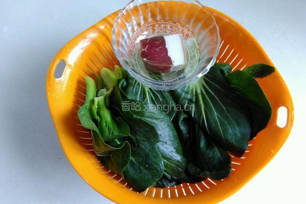青菜炒咸肉的做法图解1