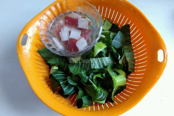 青菜炒咸肉的做法图解2