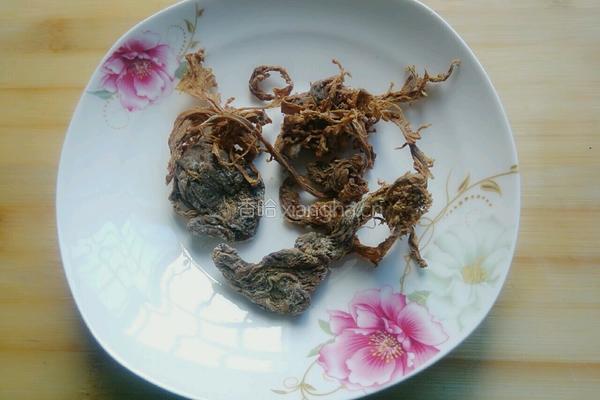 盐菜洋芋片汤的做法图解1
