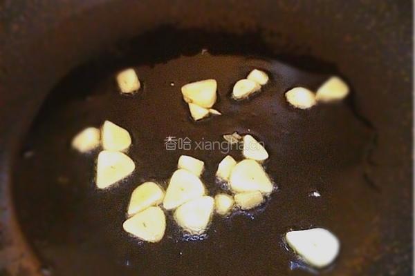 蟹味菇油豆腐炒肉丁的做法图解2