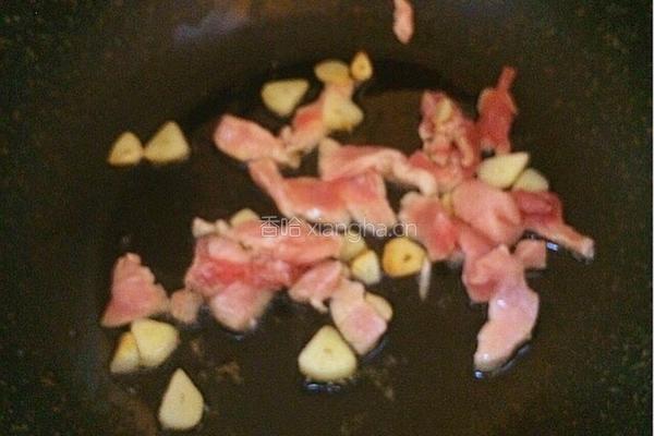 蟹味菇油豆腐炒肉丁的做法图解3