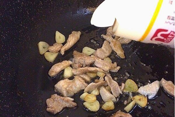 蟹味菇油豆腐炒肉丁的做法图解4