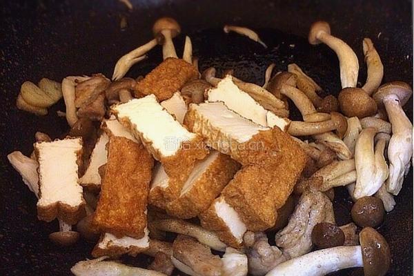 蟹味菇油豆腐炒肉丁的做法图解6