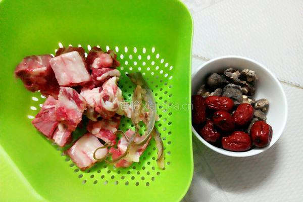 香菇排骨汤的做法图解1
