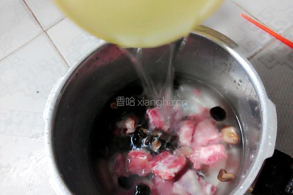 香菇排骨汤的做法图解4