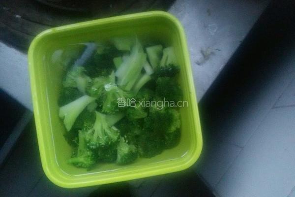西兰花炒腊肠的做法图解1