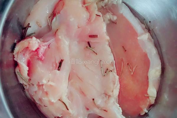 迷迭香煎鸡胸肉的做法图解3