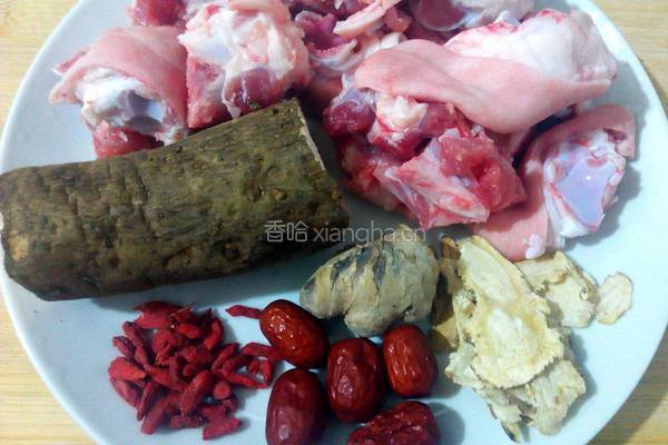 当归山药猪蹄汤的做法图解1