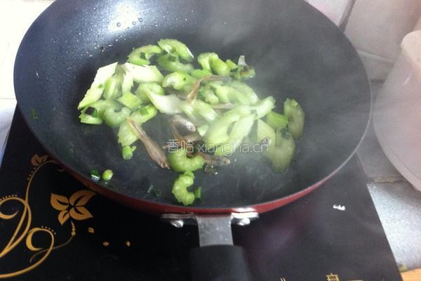 萝卜丝炒小鱼干的做法图解5