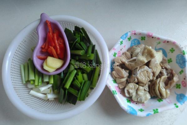 大蒜炒肥肠的做法图解2