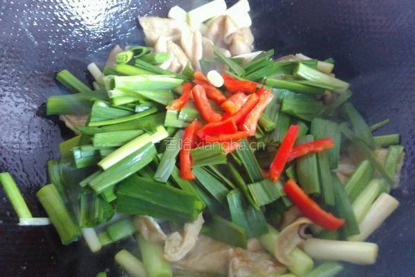 大蒜炒肥肠的做法图解6