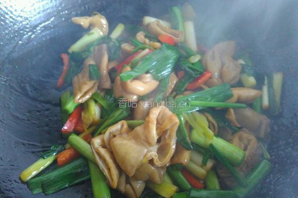 大蒜炒肥肠的做法图解7