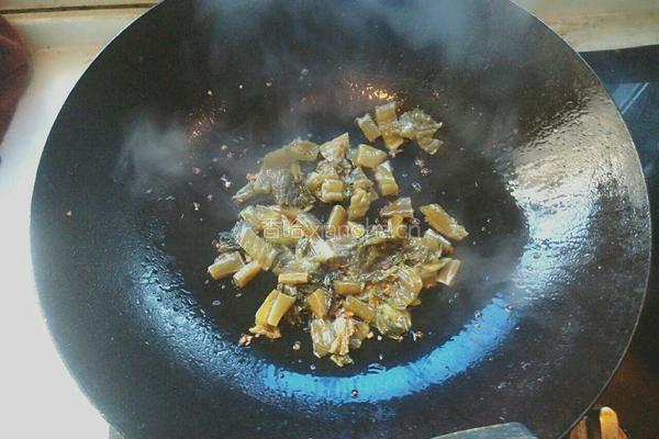 酸菜粉丝汤的做法图解4