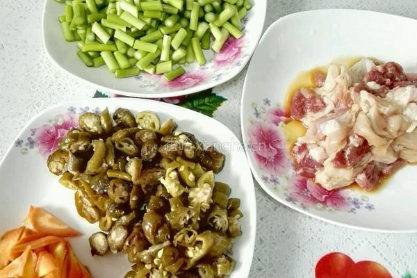 蒜苗红萝卜炒肉的做法图解1