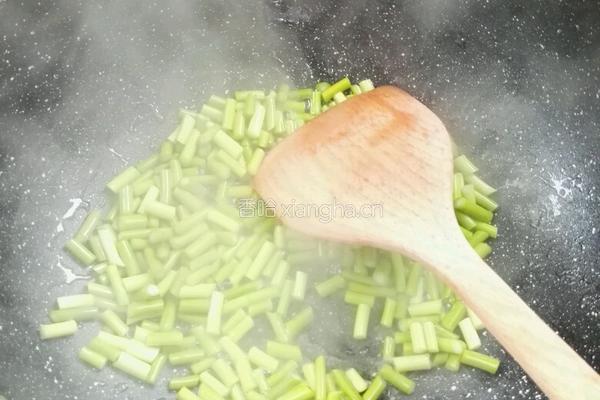 蒜苗红萝卜炒肉的做法图解3