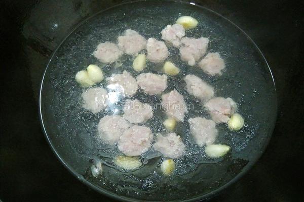 豆苗大蒜肉丸汤的做法图解7