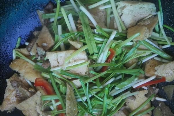 油豆腐炒蒜苗的做法图解4