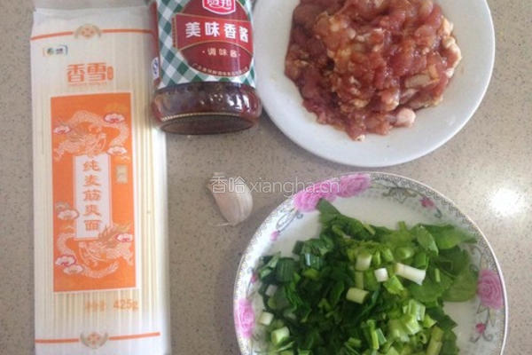 瘦肉热面汤的做法图解1