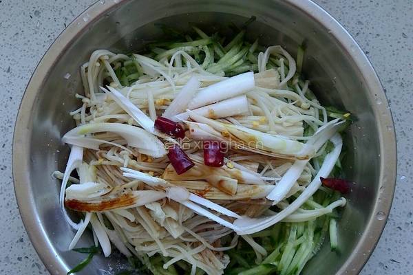 黄瓜拌金针菇