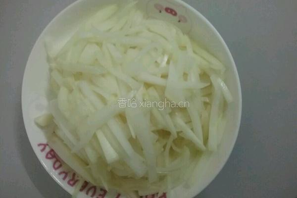 酸萝卜炒鸡肾的做法图解2