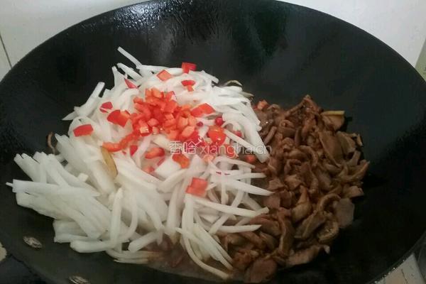 酸萝卜炒鸡肾的做法图解4