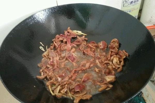 酸萝卜炒鸡肾的做法图解3
