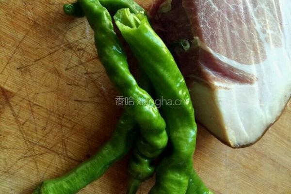 青椒腊肉的做法图解1