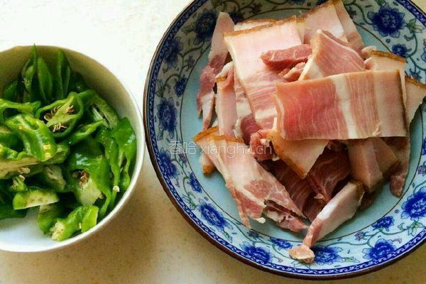 青椒腊肉的做法图解2