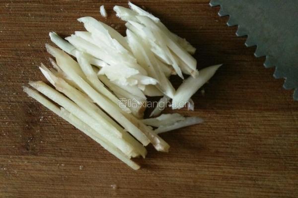 剁椒炒白菜干肉丝的做法图解3