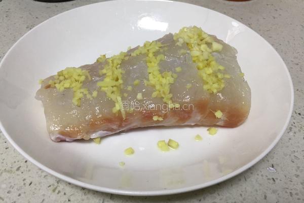 豆瓣蒸龙胆石斑的做法图解2
