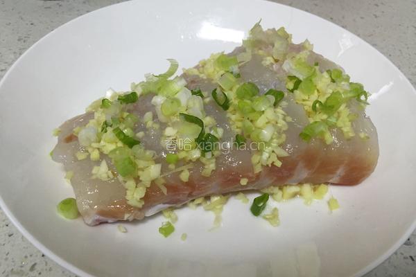 豆瓣蒸龙胆石斑的做法图解3