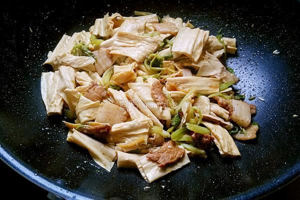 香芹腐竹炒肉片的做法图解9