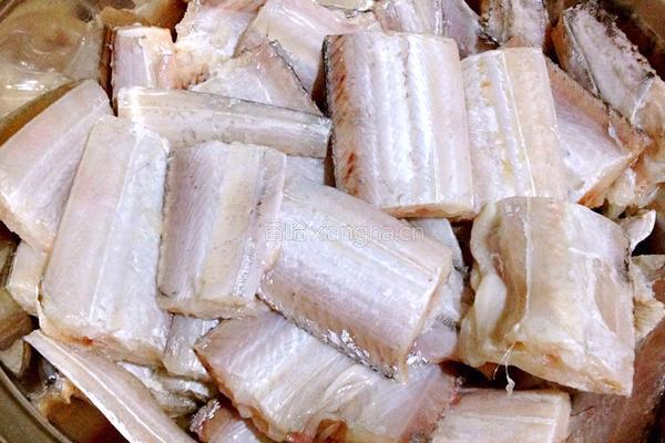 红烧带鱼烧豆腐的做法图解1