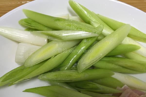蒜苗炒龙胆石斑鱼肚的做法图解4