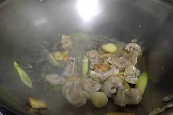 蒜苗炒龙胆石斑鱼肚的做法图解6