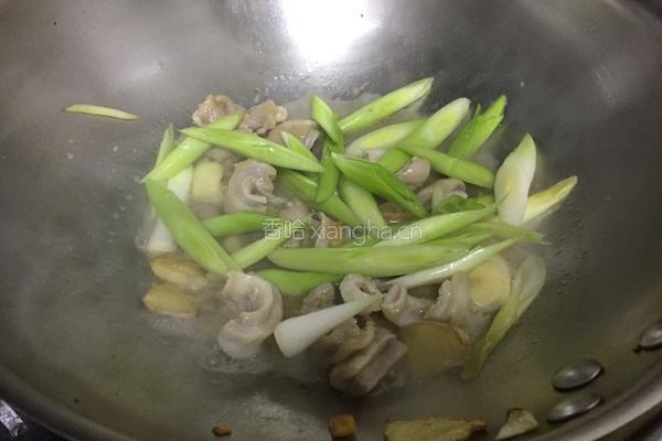 蒜苗炒龙胆石斑鱼肚的做法图解7