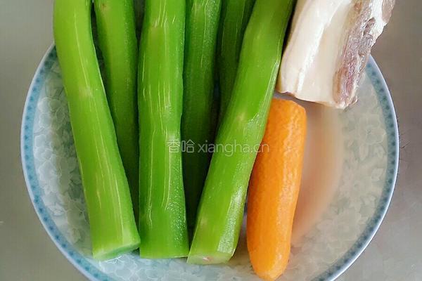 莴苣胡萝卜片炒肉的做法图解1