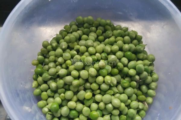 碗豆炒腊肉的做法图解1