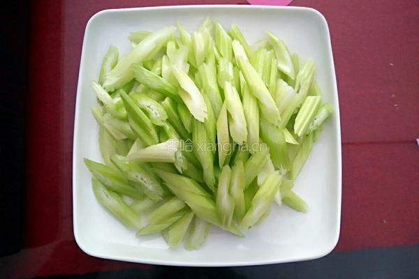 芹菜炒肉片的做法图解1