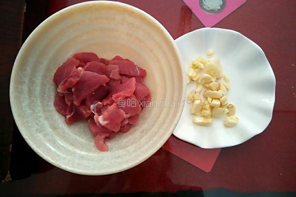 芹菜炒肉片的做法图解2