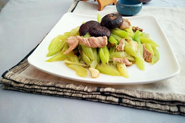 芹菜炒肉片的做法图解11