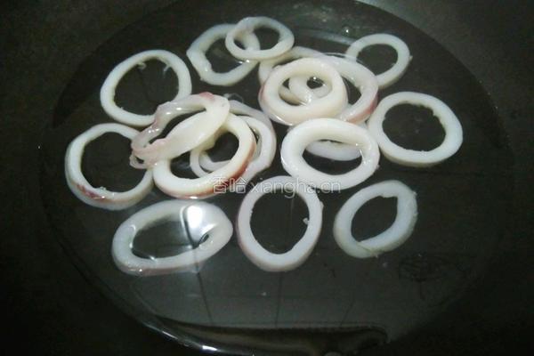 辣椒炒鱿鱼圈的做法图解4