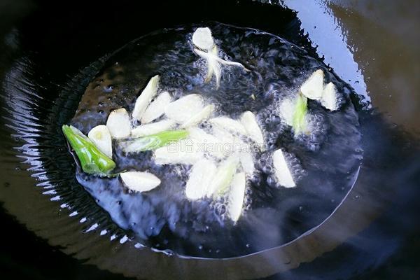 土豆片炒风干肠的做法图解3