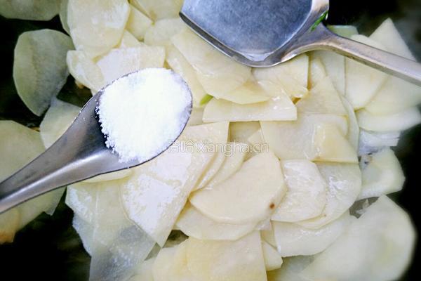土豆片炒风干肠的做法图解5