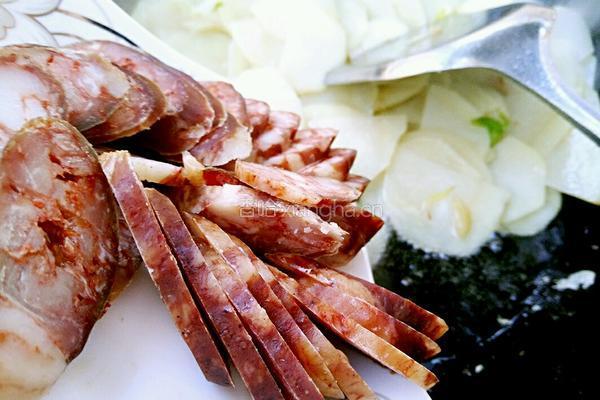 土豆片炒风干肠的做法图解6