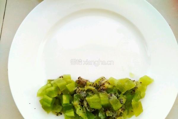 趣味童话水果拼盘。的做法图解3