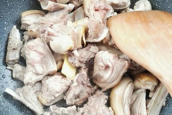 清炖羊肉、当归的做法图解2