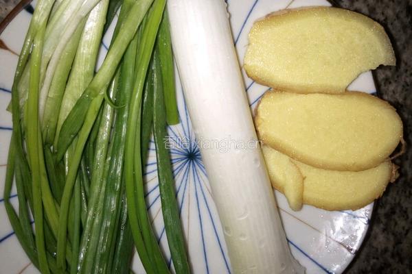 茄子鸡蛋木耳饺子陷的做法图解1