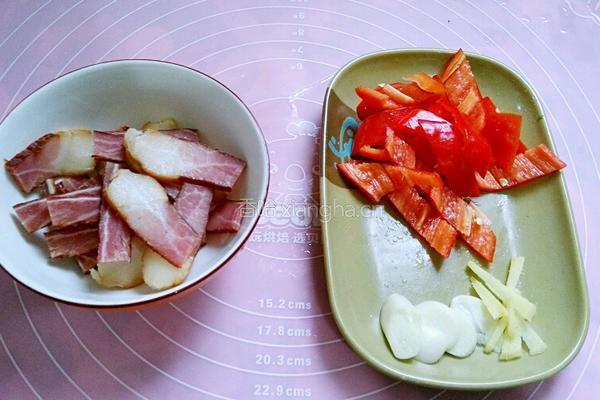 荷兰豆炒腊肉的做法图解2